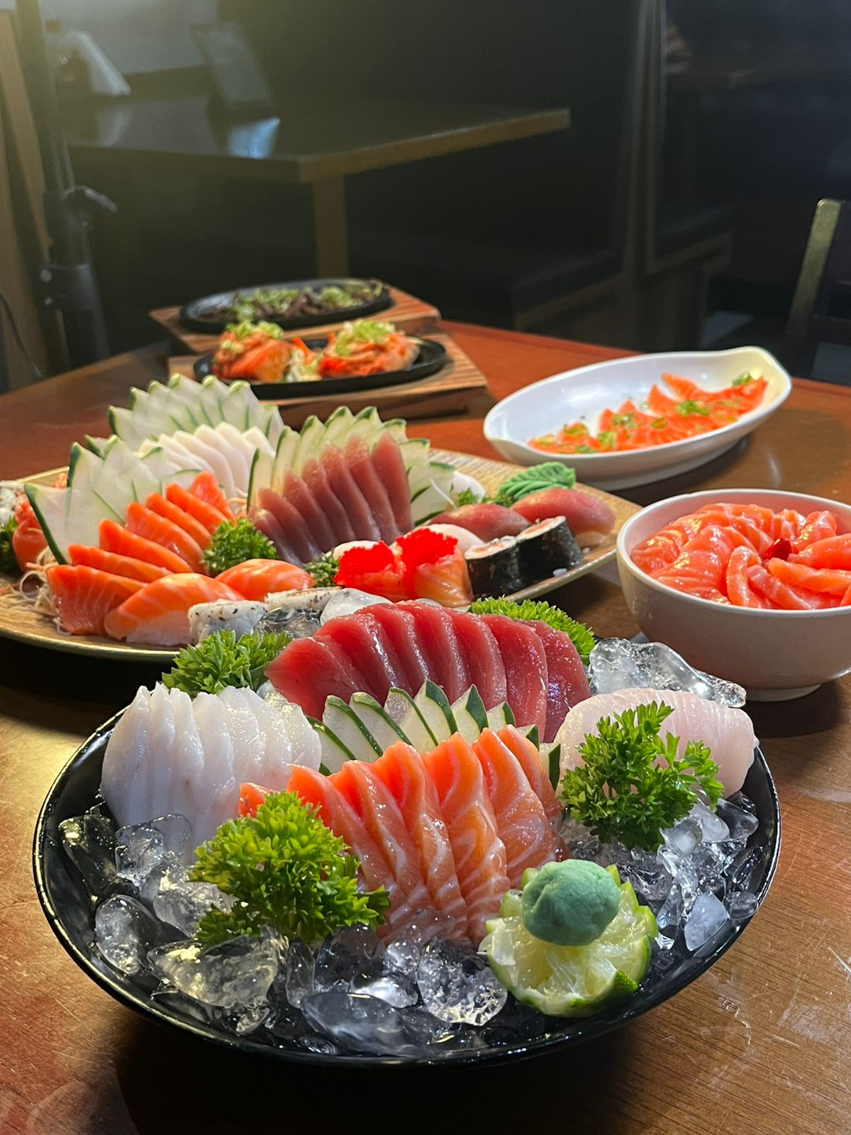 Chef preparando sushi artesanal